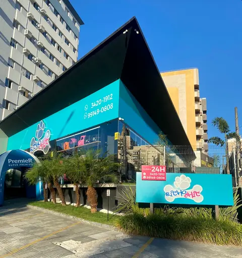 Fachada turquesa do hospital 24 horas da Bicho Chic, na Av. Centenário