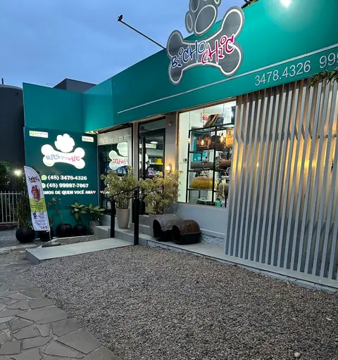 Fachada verde da loja Bicho Chic no bairro Michel