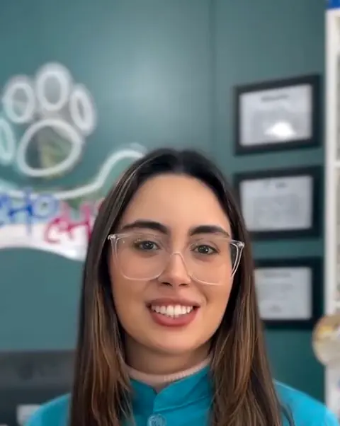 Profissional da Bicho Chic sorrindo na recepção da clínica